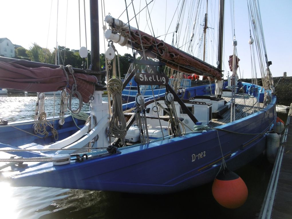 Douarnenez - son port Musee: le port Rhu - un bateau-feu emblématique - Conserveries  Chancerelle/Connétable