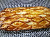 3 - Sortir du four une fois la pâte bien dorée, laisser reposer 3 mn environ et placer sur un plat de service pour déguster aussitôt. Découper de belles tranches pour servir à l'assiette accompagnées de pommes de terre cuites au four, saupoudrer le tout de paprika doux et d'un peu de persil haché.