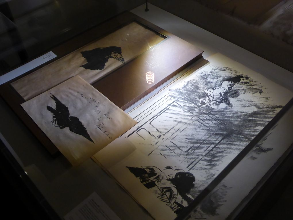 Vues de l'exposition publique de la Bibliothèque de Pierre Bergé, Paris, Drouot Richelieu, vente du 11 décembre 2015 © Gilles Kraemer Le Curieux des arts, 8 décembre 2015
