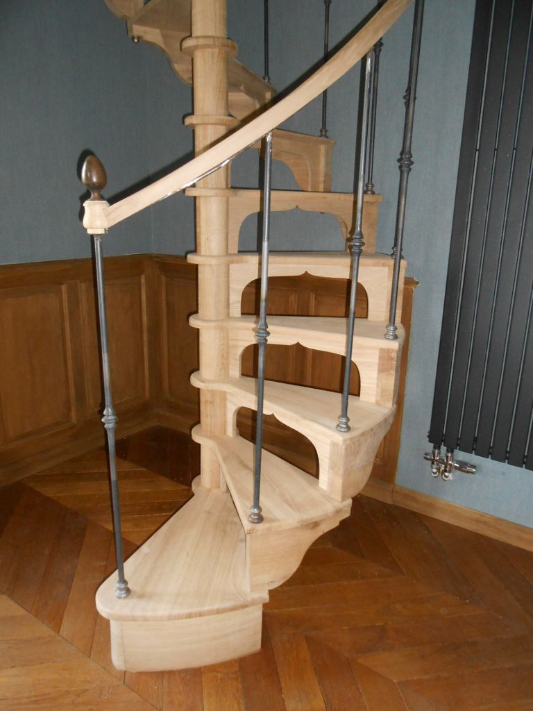 Fabrication d'un escalier en colimaçon en chêne sur mesures .