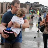 Un fotógrafo capta el coraje en Oklahoma tras un tornado devastador