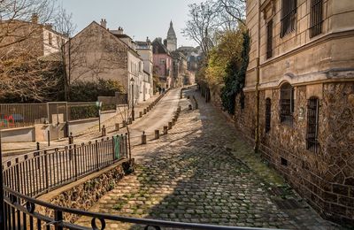 Le 04.05.24 A Paris, cette diva fait visiter Montmartre en chansons » un grand merci à la journaliste Claire FRAYSSINET de 20 Minutes  Veronica Antonelli 