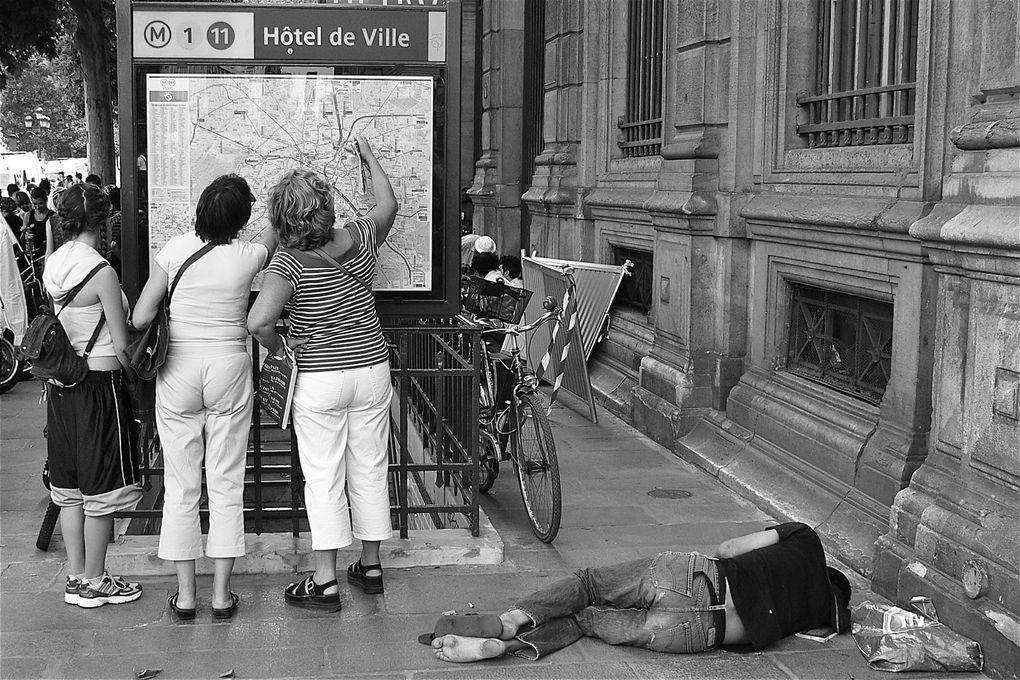 Errance est un regard photographique sur notre environnement social et urbain, une succession d’images brutes, saisies à différents moments de la vie, dans nos banlieues en province et à Paris.