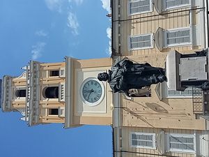 Palais du Gouverneur, Monument à Garibaldi et abords de la Place