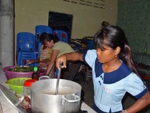 - Cours d'anglais, puis les élèves prennent le relais et nous enseignent les chiffres cambodgiens - On jette un oeil en cuisine où les repas sont préparés par quelques jeunes filles qui se débrouillent comme des chefs ! -