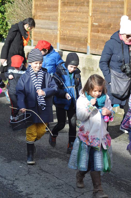 Cette année le temps ne nous a pas permis d'aller jusqu'au port de Lomener, cependant nous avons profité d'une éclaircie l'après-midi pour présenter notre petit spectacle dans la cour avant d'aller prendre le goûter à la plage.