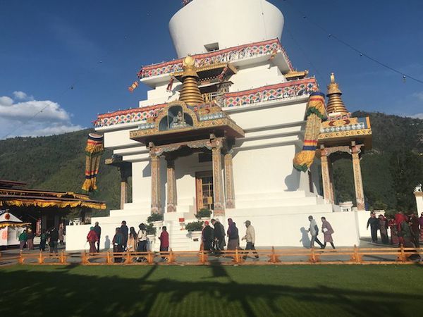 C'est un lieu de pèlerinage et les fidèles tournent autour du stupa en récitant des prières  ( dans le sens des aiguilles d'une montre et au moins 3 fois  )