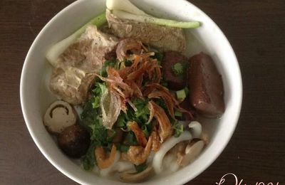 Bánh canh sườn tôm khô - Soupe udon vietnamienne aux travers de porc et crevettes séchées