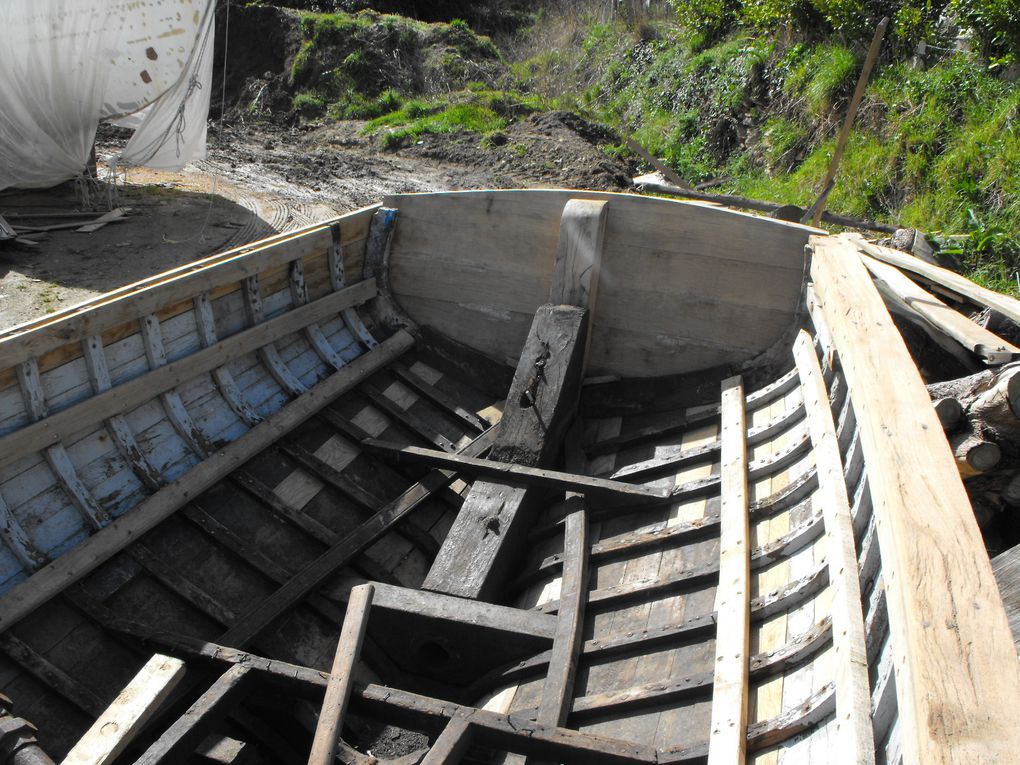 Cette baleinière a été construite en 1956 à Douarnenez pour le compte de la marine nationale. Le chantier navale Virusboat spécialisé dans la construction de voile-aviron en polyester m'a confié la partie charpente de cette restauration tandis qu'ils effectueront les finitions.