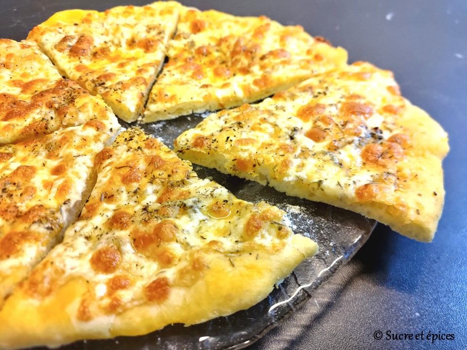 Pizza bianca au fromage - Recette en vidéo