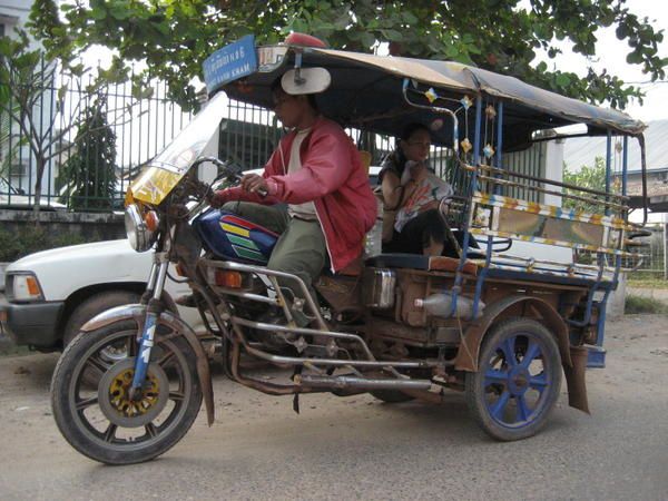 Quelques photos symboliques vous donnerons un appercu de note passage sur Vientiane...<br />Nous les commenterons un peu plus tard car&nbsp; nous sommes deja a plus d une heure et demi de travail et de chargement au cyber cafe a 100 kip la minute.<br />A tres bientot et a notre prochaine conexion.<br /><br />Vous pourrez constater que Seng Phet et Remi ne se laissent pas abattre durant cette mission.<br /><br />Byz a tous de toute l equipe, vos commentaires sont les bienvenus.<br /><br />Bernard