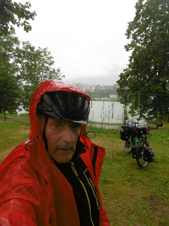 Seyssel (Haute Savoie) - étape de la Via Rhôna: son camping municipal, son fleuve, son pont et sa pluie chaleureuse