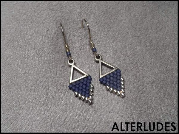 BO - Triangle - Lilou - Bleu mat et argent - Disponible - 8€