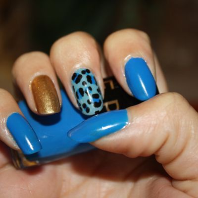 Nail art en nuance de bleu...