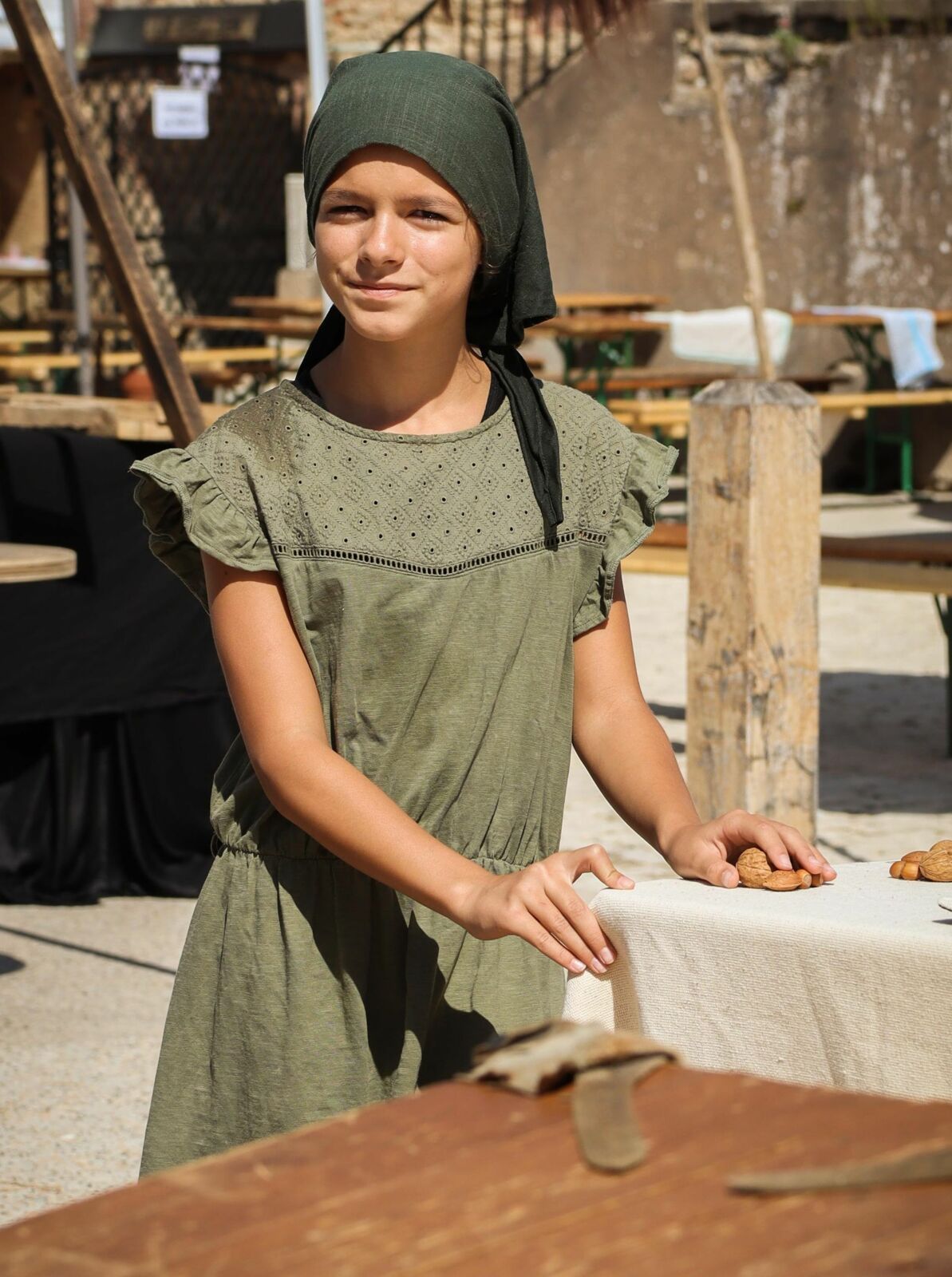 Astrid connait bien les jeux du moyen-âge et présente son spectacle de marionnettes  