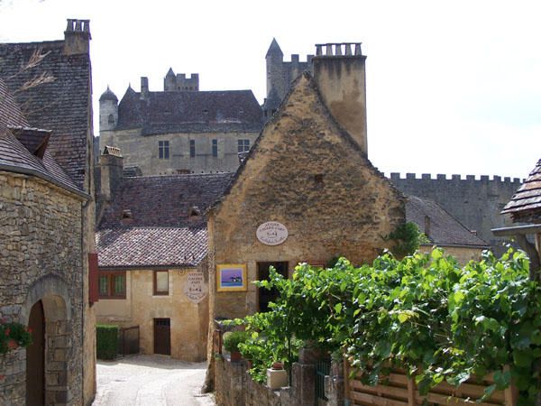 Nos vacances en Dordogne, une semaine &agrave; 9 : Petite Aur&eacute;lie, Julia, Magali, Elise, Zaza, Pierrick, Mathias, Ghislain et Mathias, dans une ferme retap&eacute;e avec les soins de la r&eacute;gion...Visites et activit&eacute;s sportives au rendez-vous dont une m&eacute;morable sortie de sp&eacute;l&eacute;o, &agrave; refaire !!!<br />Maxime