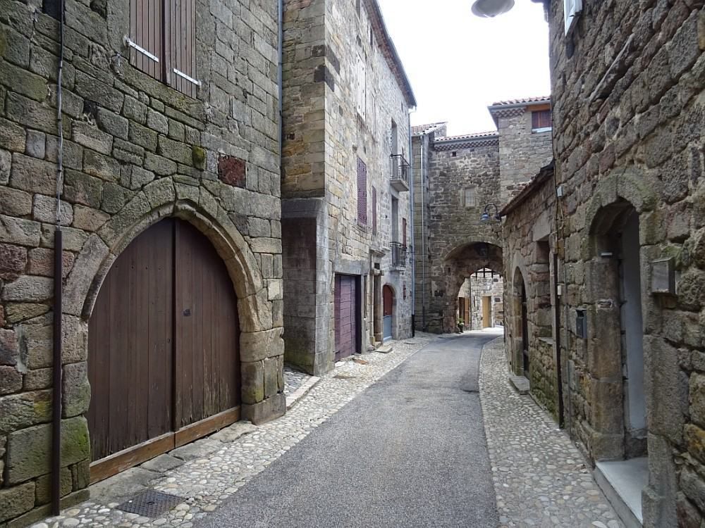 Bourg médiéval et renaissance anciennement fortifié, dominant la vallée du Haut Allier,