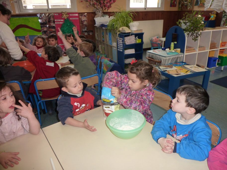 Les maternelles ont eu un spectacle a Ste Marie, et ont fait des crêpes...