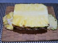 1 - Peler et découper l'ananas en moitiés puis en quarts. Retirer la partie centrale dure, mettre à plat un quartier d'ananas et réaliser 4 sillons à l'aide d'un couteau puis tailler en tranches.