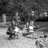 Famille de François Desgrées du Loû avec Guy des Prez de la Morlais vers 1940 [photo non datée]