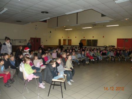 Photos souvenirs de l'Arbre de Noël - Spectacle des conteuses - Classes de Maternelle et CP/CE1