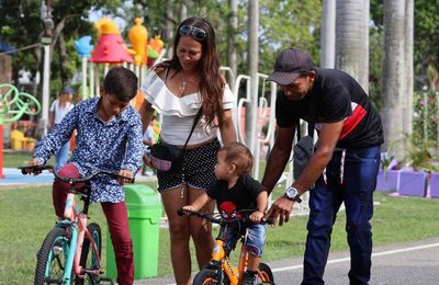 Padres de Carabobo celebraron su día en el Parque Draculandia junto a sus familiares 