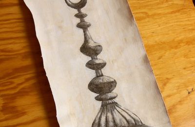 Dessin au fusain d’un croissant de lune  au dessus d’une mosquée