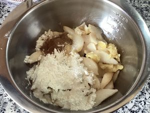 Tarte rustique aux poires et au gingembre confit