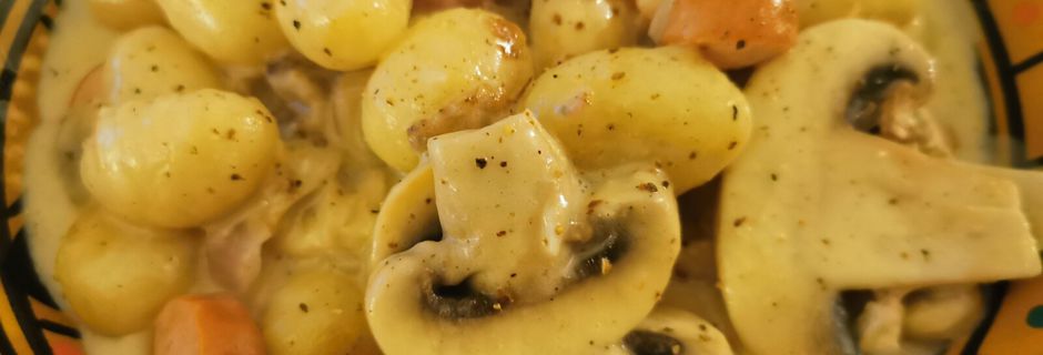 Gnocchis gorgonzola, champignons et knacks