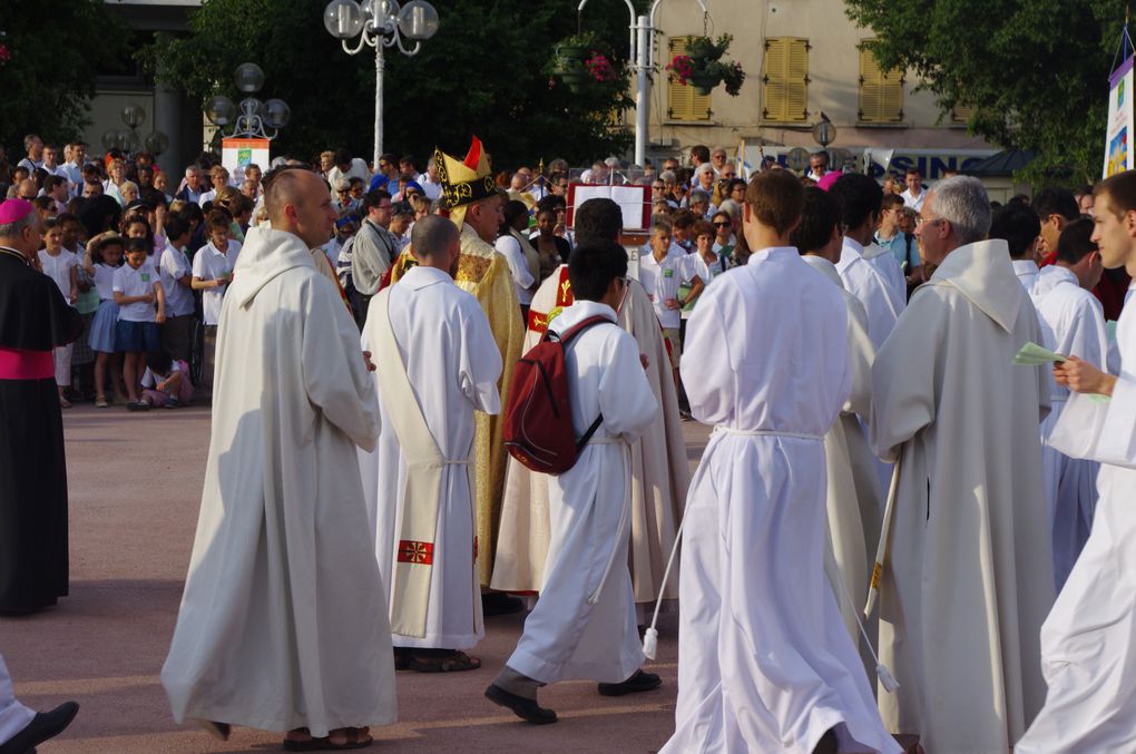 Grande procession en présence de Mgr Rey et Mgr Fisichella dans les rues du Centre ville