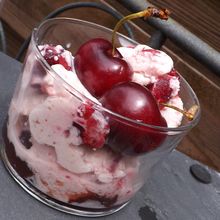 Glace au fromage blanc de brebis,cerises et créme d'amande IG bas