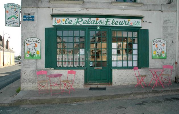 Le Relais Fleuri avec ses enseignes