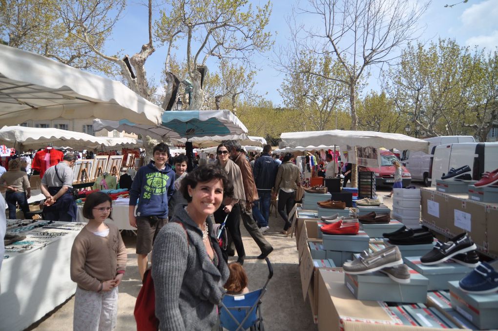 Voyage fabuleux et surnaturel dans la République du Kon Tiki... Village polynésien à 3km de St Tropez.
De notre hutte plantée sur la plage, à l'ombre des palmiers, nous avons vécu ces vacances de Pâques 2012 comme un rêve éveillé.