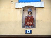 Avec une façade en trope-l'oeil, la statue de St Martin dans une niche, le rappel de la mairie de Véel (1833 - 1981) et une plaque insolite sur une façade