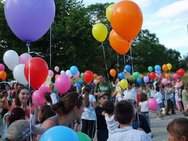 photos des jeux, du lâcher de ballons et du spectacle lors  la fête de l'école du 04 juillet 2008