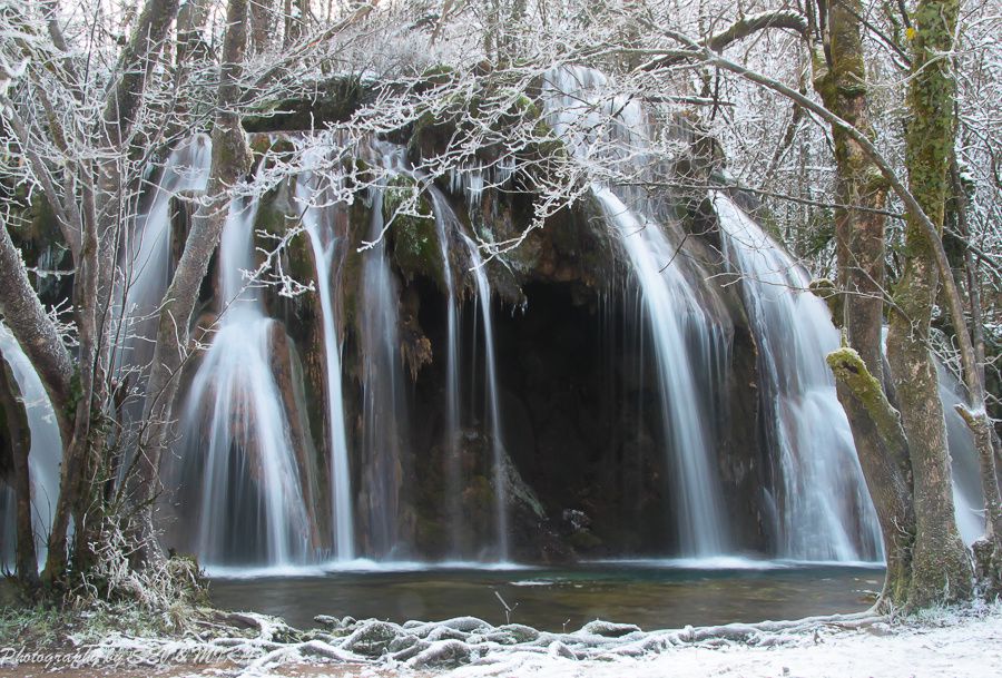 Photos hivernales de cette cascades près d'Arbois dans le Jura