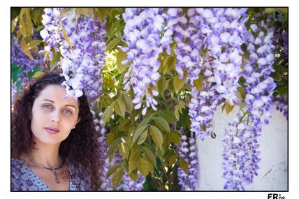 Elise à l'ombre des glycines en fleurs 5 (*)