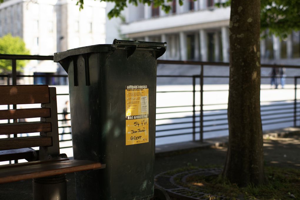 La place de la Liberté, au centre-ville de Brest est ravagée : vitrines brisées, véhicules en stationnement dégradés, etc.