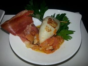 4 - Disposer vos calamars avec la sauce dans des assiettes de service légèrement creuses. Décorer avec quelques brins de persil plat et des lanières de tranches de jambon. Servir chaud ou tiède.