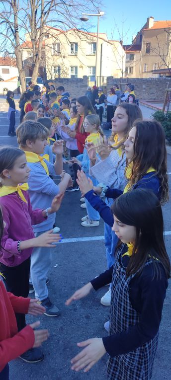 Els alumnes que aprenen català a Prada homenatgen Pompeu Fabra amb danses i cançons!