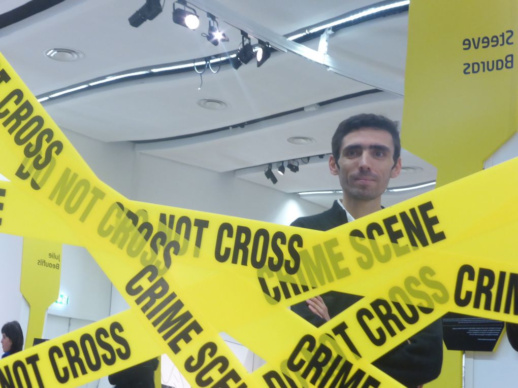 Eskrokar, Do not cross  &  ne pas ouvrir / c'est un piège, 2014. 59e Salon de Montrouge, 2014 © Photographies Gilles Kraemer