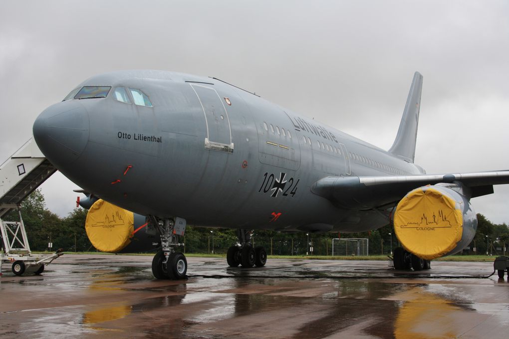 Quelques appareils au statique. Seulement des avions, les voilures tournantes feront l'objet du prochain album.