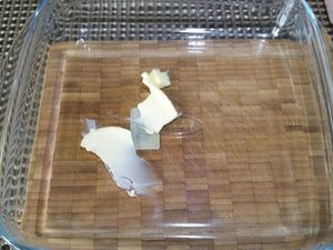 4 - Beurrer généreusement un moule en verre sur tous ses côtés. Disposer les cerises dans le fond du moule et verser délicatement la préparation. Mettre à cuire au four th 6 pour 40 à 45 mn.