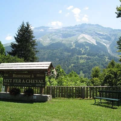 La cascade du Rouget et le cirque du Fer- à-cheval