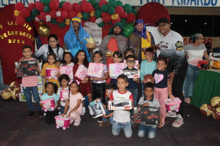 Más de 500 niños de Bella Florida al sur Valencia recibieron regalos en la bajada de los Reyes Magos