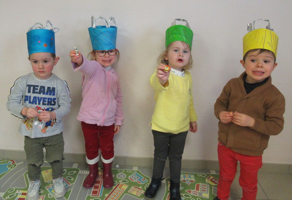 Les enfants dégustent la galette !