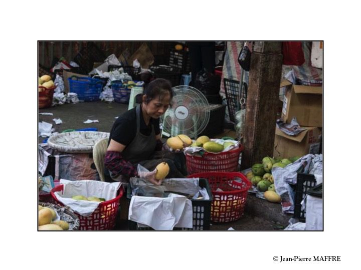 La ville de Hanoï regorge de marchés. Souvent difficile à repérer, ils sont parfois imposants et célèbres mais aussi cachés au fond de ruelles.