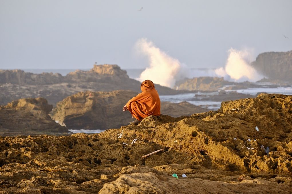 Un vieux bédouin sympathique s'est offert un soir aux paysages sous le regard des vagues déchaînées...un merveilleux moment de spiritualité que ce Vieil homme plein de sagesse inspiré par la Nature et venant se ressourcer dans le silence étourdissant des vagues contrastant avec son calme et une sérénité convaincue et communicative.