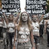 L'impressionnante mobilisation des Femen contre les féminicides au cimetière du Montparnasse