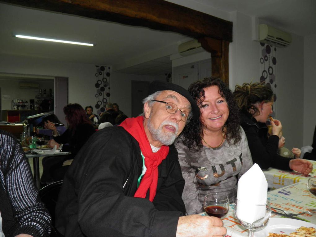 Le repas au Kebab Saint-Pierre qui rassemble les membres de la Confrérie, leurs familles et leurs amis. Cliquez sur les flèches pour faire défiler les images.